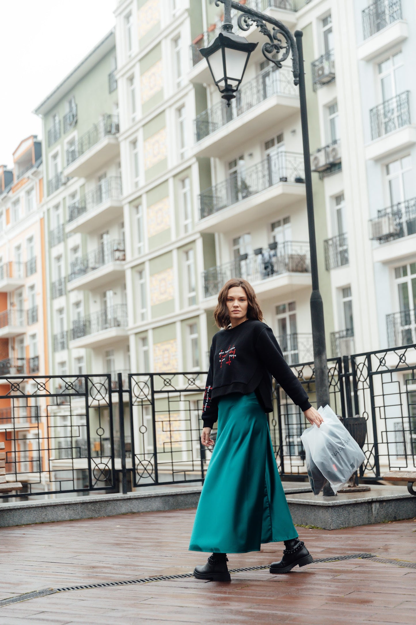 ТВОЄ ГАРЯЧЕ СЕРЦЕ кроп-світшот, чорний