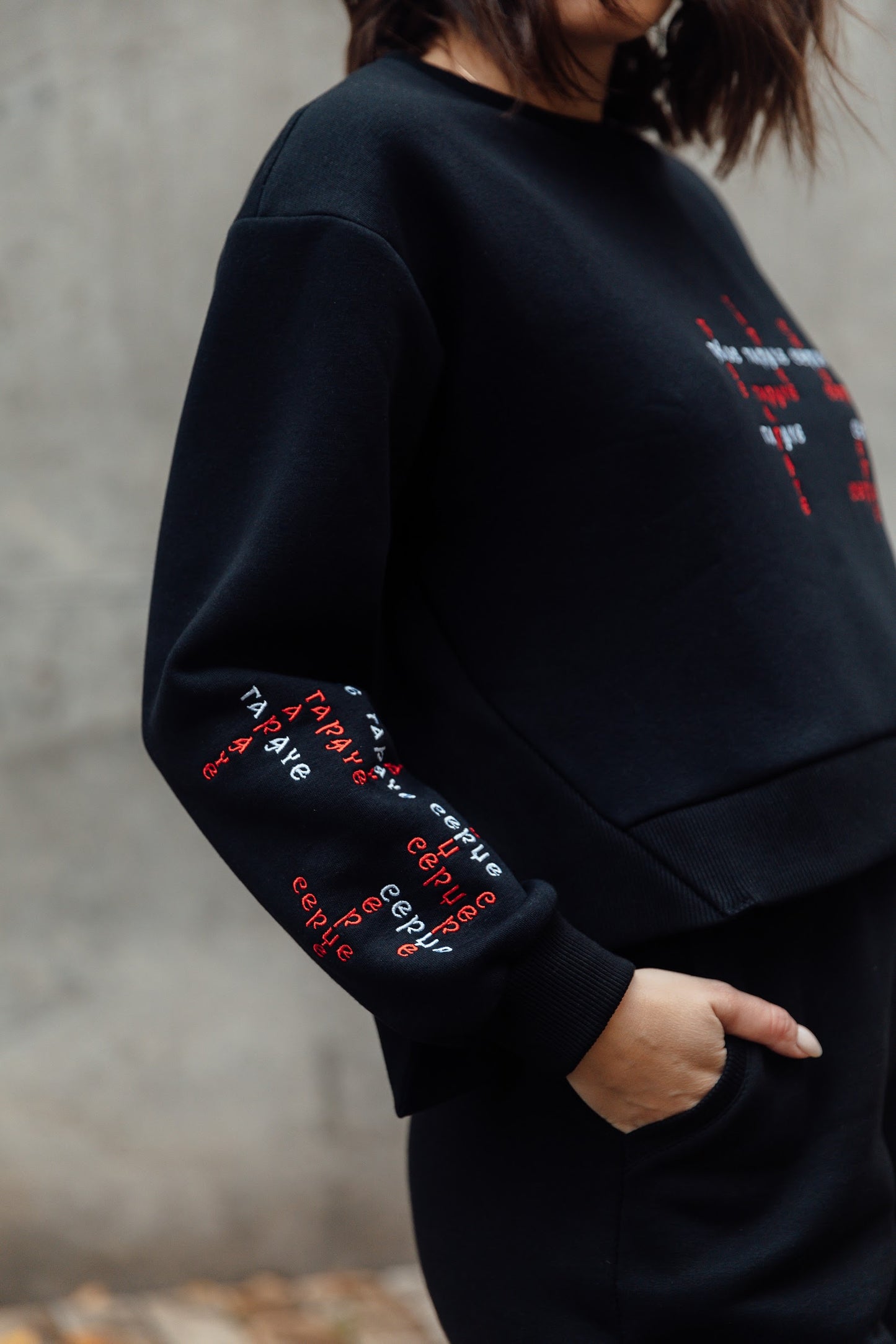 ТВОЄ ГАРЯЧЕ СЕРЦЕ костюм із кроп-світшотом, чорний